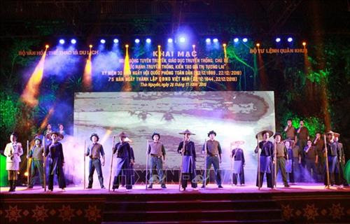 Biểu diễn nghệ thuật tái hiện lịch sử tại Bảo tàng Văn hóa các dân tộc Việt Nam. Ảnh: Thu Hằng – TTXVN Biểu diễn nghệ thuật tái hiện lịch sử tại Bảo tàng Văn hóa các dân tộc Việt Nam. Ảnh: Thu Hằng – TTXVN