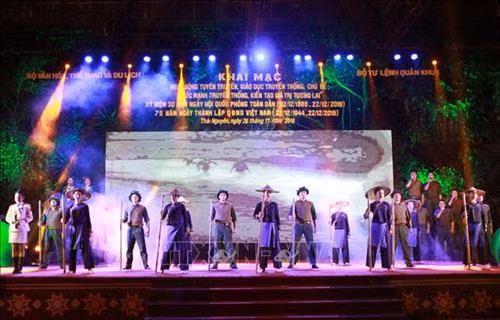 Biểu diễn nghệ thuật tái hiện lịch sử tại Bảo tàng Văn hóa các dân tộc Việt Nam. Ảnh: Thu Hằng – TTXVN