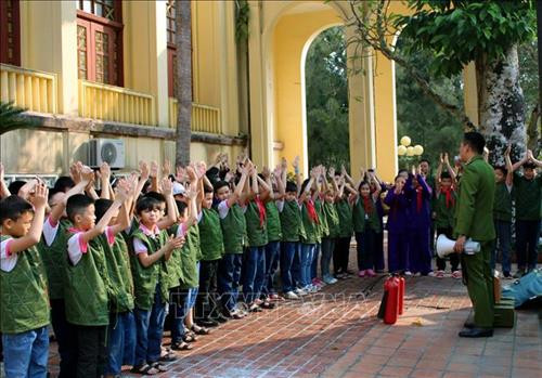 Các em học sinh thành phố Thái Nguyên tham gia trải nghiệm công tác Phòng cháy chữa cháy. Ảnh: Thu Hằng - TTXVN Các em học sinh thành phố Thái Nguyên tham gia trải nghiệm công tác Phòng cháy chữa cháy. Ảnh: Thu Hằng - TTXVN
