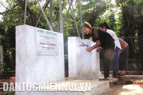 Huyện Cư Kuin đã huy động nhiều nguồn vốn đầu tư làm mới, sửa chữa, nâng cấp hàng chục công trình cấp nước tại các khu dân cư tập trung thuộc địa bàn vùng sâu, vùng xa. Ảnh: Phạm Cường Công tác chăm sóc sức khỏe trẻ em dân tộc được ngành y tế huyện Cư Kuin đặc biệt quan tâm. Ảnh: Phạm Cường