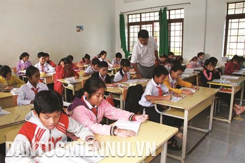 Ngôi nhà của ông Y Jionh Êban ở buôn Ea Khiết, xã Ea Bhốk được xây dựng từ tiền hỗ trợ của Chương trình “Tiết kiệm làm theo lời Bác”. Ảnh: Phạm Cường Xác định đầu tư cho giáo dục là động lực thúc đẩy kinh tế - xã hội phát triển, huyện Cư Kuin đã ưu tiên đầu tư cơ sở vật chất, mua sắm trang thiết bị dạy học, cơ bản đáp ứng nhu cầu học tập của học sinh trên địa bàn. Ảnh: Phạm Cường