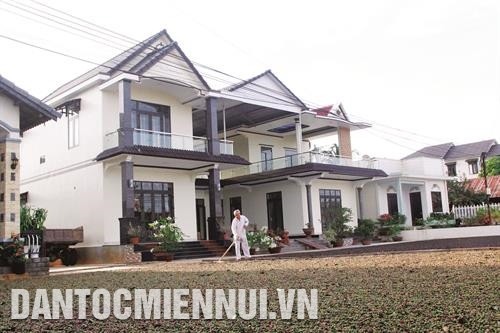 Đời sống đồng bào dân tộc ở huyện Cư Kuin ngày càng ấm no, hạnh phúc hơn. Ảnh: Phạm Cường