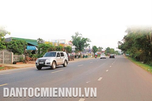 Quốc lộ 27 đoạn qua huyện Cư Kuin được nâng cấp, mở rộng, góp phần thúc đẩy kinh tế - xã hội phát triển. Ảnh: Phạm Cường