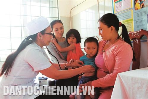 Huyện Cư Kuin đã huy động nhiều nguồn vốn đầu tư làm mới, sửa chữa, nâng cấp hàng chục công trình cấp nước tại các khu dân cư tập trung thuộc địa bàn vùng sâu, vùng xa. Ảnh: Phạm Cường Công tác chăm sóc sức khỏe trẻ em dân tộc được ngành y tế huyện Cư Kuin đặc biệt quan tâm. Ảnh: Phạm Cường