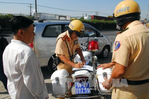 Đội CSGT Bình Triệu lập biên bản đối với chủ phương tiện điều khiển xe cơ giới chở hàng hóa cồng kềnh trên quốc lộ 1 (thuộc quận 12). Ảnh: Mạnh Linh-TTXVN Đội CSGT Bình Triệu lập biên bản đối với chủ phương tiện điều khiển xe cơ giới chở hàng hóa cồng kềnh trên quốc lộ 1 (thuộc quận 12). Ảnh: Mạnh Linh-TTXVN