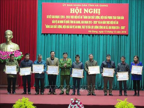 Tặng Giấy khen của Giám đốc Công an tỉnh Hà Giang cho các tập thể, cá nhân có thành tích xuất sắc thực hiện 2 đề án. Ảnh: Minh Tâm -TTXVN Tặng Giấy khen của Giám đốc Công an tỉnh Hà Giang cho các tập thể, cá nhân có thành tích xuất sắc thực hiện 2 đề án. Ảnh: Minh Tâm -TTXVN