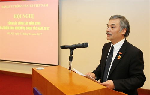 Đồng chí Nguyễn Hoài Dương, Phó Bí thư Đảng ủy, Phó Tổng Giám đốc Thông tấn xã Việt Nam trình bày báo cáo tổng kết công tác Đảng năm 2016 và phương hướng, nhiệm vụ năm 2017 tại hội nghị. Ảnh: Quốc Khánh- TTXVN