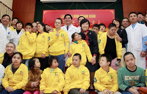 Phu nhân Thủ tướng Nhật Bản Shinzo Abe với Ban lãnh đạo Bệnh viện và trẻ khuyết tật tại Làng trẻ em Hoà Bình Thanh Xuân (Hà Nội). Ảnh Phạm Kiên- TTXVN