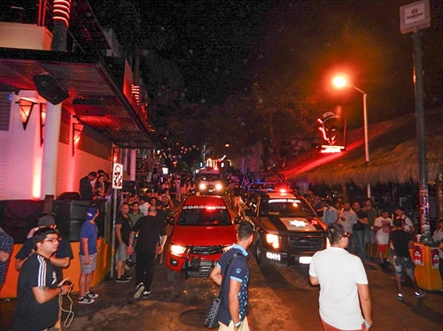 Cảnh sát và lính cứu hỏa Mexico tại hiện trường vụ xả súng. AFP/ TTXVN