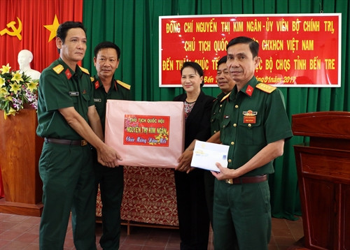 Chủ tịch Quốc hội Nguyễn Thị Kim Ngân tặng quà Bộ Chỉ huy Quân sự tỉnh Bến Tre. Ảnh: Trần Thị Thu Hiền - TTXVN