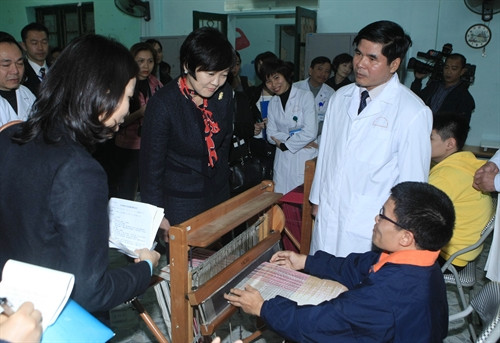 Phu nhân Thủ tướng Nhật Bản Shinzo Abe thăm người khuyết tật tại Bệnh viện phục hồi chức năng Hà Nội (Làng trẻ em Hoà Bình Thanh Xuân). Ảnh Phạm Kiên- TTXVN