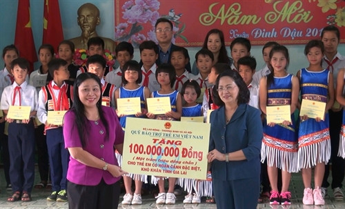 Phó Chủ tịch nước Đặng Thị Ngọc Thịnh trao tặng học bổng cho các em nhỏ tại Trung tâm Bảo trợ xã hội tỉnh Gia Lai. Ảnh: Dư Toán – TTXVN