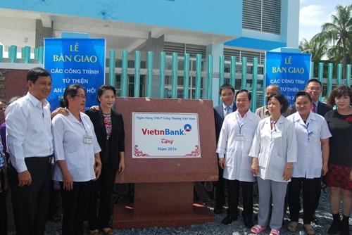 Chủ tịch Quốc hội Nguyễn Thị Kim Ngân dự lễ bàn giao Trạm y tế xã Hưng Nhượng, huyện Giồng Trôm. Ảnh: Phạm Văn Trí - TTXVN