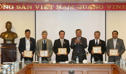 Đồng chí Trần Hồng Hà- Phó Bí thư Đảng ủy Khối các cơ quan trung ương trao Kỷ niệm chương "Vì sự nghiệp Kiểm tra Đảng" cho 5 đảng viên có thành tích xuất sắc trong công tác kiểm tra Đảng. Ảnh: Quốc Khánh- TTXVN