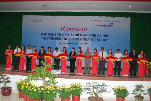 Chủ tịch Quốc hội Nguyễn Thị Kim Ngân và các đại biểu cắt băng khánh thành các công trình phúc lợi tại xã Hưng Nhượng, huyện Giồng Trôm. Ảnh: Phạm Văn Trí - TTXVN