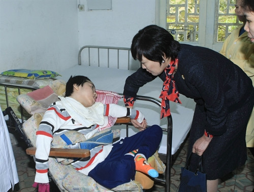 Phu nhân Thủ tướng Nhật Bản Shinzo Abe thăm hỏi, động viên trẻ em khuyết tật tại Bệnh viện phục hồi chức năng Hà Nội (Làng trẻ em Hoà Bình Thanh Xuân). Ảnh Phạm Kiên- TTXVN