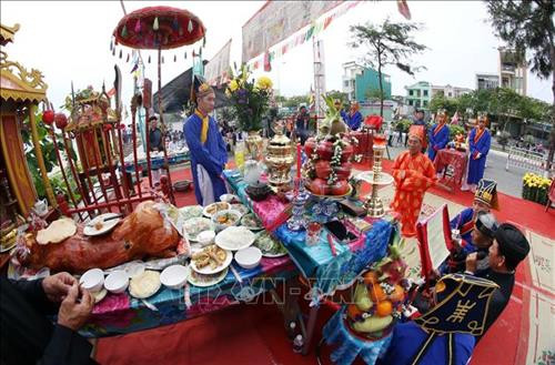 Nghi lễ Tế chính tại Lễ Cầu ngư. Ảnh: Trần Lê Lâm - TTXVN Nghi lễ Tế chính tại Lễ Cầu ngư. Ảnh: Trần Lê Lâm - TTXVN