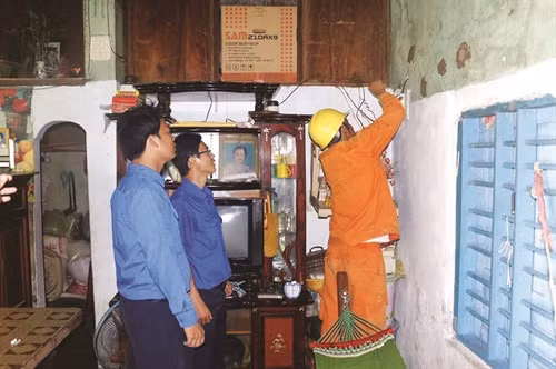 Có điện, các gia đình trên đảo Phú Quý đã tự trang bị cho mình những tiện nghi cần thiết như ti vi, tủ lạnh, máy giặt...