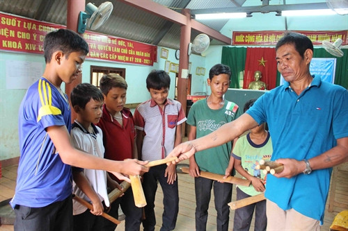 Đúng 16 giờ, nghệ nhân Y Kuôm Hdơk, buôn Hra Ea Hing, xã Dray Bhăng (huyện Cư Kuin, Đắk Lắk)) đều có mặt tại nhà văn hóa cộng đồng