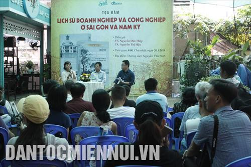 Quang cảnh buổi tọa đàm ra mắt sách Lịch sử doanh nghiệp và công nghiệp ở Sài Gòn và Nam Kỳ từ giữa thế kỷ XIX đến năm 1945