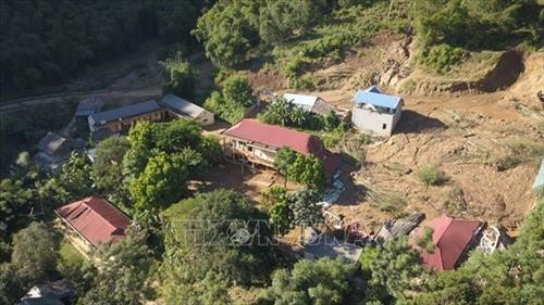 Toàn cảnh trường tiểu học Trung Sơn sau cơn lũ. Ảnh: Quang Quyết, Trọng Đạt – TTXVN Toàn cảnh trường tiểu học Trung Sơn sau cơn lũ. Ảnh: Quang Quyết, Trọng Đạt – TTXVN