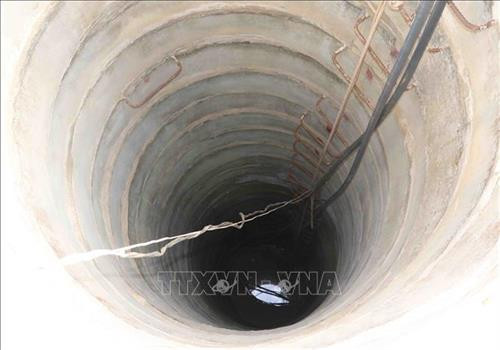 Nhiều giếng đào tại xã Sơn Long, huyện Sơn Hòa đã khô cạn trơ đáy nó nắng hạn. Ảnh: Phạm Cường-TTXVN Nhiều giếng đào tại xã Sơn Long, huyện Sơn Hòa đã khô cạn trơ đáy nó nắng hạn. Ảnh: Phạm Cường-TTXVN