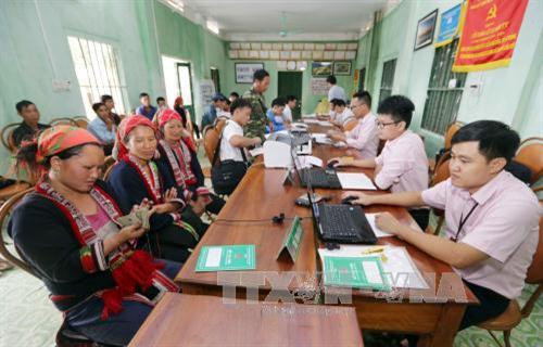 Hộ nghèo và đối tượng chính sách làm thủ tục vay vốn ưu đãi tại điểm giao dịch xã Nậm Ty, huyện Hoàng Su Phì (Hà Giang). Ảnh: Trần Việt - TTXVN