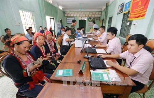 Hộ nghèo và đối tượng chính sách làm thủ tục vay vốn ưu đãi tại điểm giao dịch xã Nậm Ty, huyện Hoàng Su Phì (Hà Giang). Ảnh: Trần Việt - TTXVN