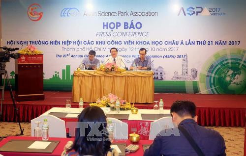 Phó GS.TS Lê Hoài Quốc, Trưởng ban Quản lý Khu công nghệ cao Thành phố Hồ Chí Minh chủ trì buổi họp báo. Ảnh: Thanh Vũ-TTXVN Phó GS.TS Lê Hoài Quốc, Trưởng ban Quản lý Khu công nghệ cao Thành phố Hồ Chí Minh chủ trì buổi họp báo. Ảnh: Thanh Vũ-TTXVN