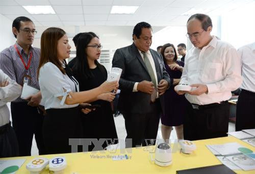 Bí thư Thành ủy Thành phố Hồ Chí Minh Nguyễn Thiện Nhân thăm làm việc tại Khu Công nghệ cao Thành phố Hồ Chí Minh. Ảnh: Thanh Vũ-TTXVN Bí thư Thành ủy Thành phố Hồ Chí Minh Nguyễn Thiện Nhân thăm làm việc tại Khu Công nghệ cao Thành phố Hồ Chí Minh. Ảnh: Thanh Vũ-TTXVN