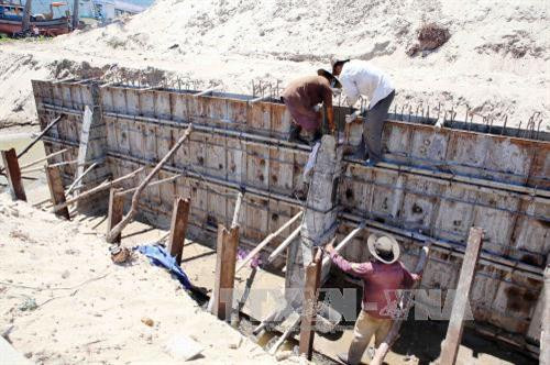 Thi công tuyến đê, kè biển trên đường Hoàng Sa. Ảnh: Trần Lê Lâm - TTXVN