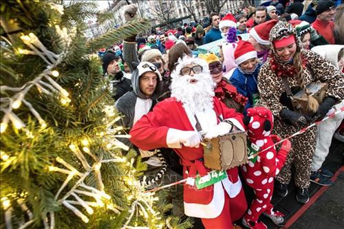 Trẻ em vui chơi mừng đón lễ Giáng sinh tại Singapore. Ảnh: THX/TTXVN Người dân tham gia cuộc thi chạy Ông già Noel tại Vilnius, Litsva. Ảnh: THX/TTXVN Hát mừng lễ Giáng Sinh tại Nhà thờ Frankfurt, Đức. Ảnh: THX/TTXVN Thợ lặn trong trang phục Ông già Noel chào đón du khách tới Công viên Thủy cung ở Manila, Philippines trong dịp lễ Giáng Sinh. Ảnh: THX/TTXVN Thắp sáng cây thông Noel tại Yangon, Myanmar. Ảnh: THX/TTXVN Thắp sáng cây thông Noel chào đón Giáng Sinh và Năm Mới tại quảng trường ở Yerevan, Armenia. Ảnh: THX/TTXVN Hàng trăm người trong trang phục ông già Noel tham gia lễ hội SantaCon chào đón Giáng Sinh ở New York, Mỹ. Ảnh: THX/TTXVN Một gia đình mua sắm chuẩn bị lễ Giáng Sinh tại Houston, Mỹ. Ảnh: THX/TTXVN Người dân Tây Ban Nha mừng đón Giáng Sinh tại quảng trường Landmark Puerta del Sol ở Madrid. Ảnh: THX/TTXVN Trẻ em vui chơi tại công viên tuyết nhân tạo trong dịp lễ Giáng Sinh ở tỉnh Banten, Indonesia. Ảnh: THX/TTXVN Trang trí chuẩn bị cho lễ Giáng Sinh tại thủ đô Baghdad, Iraq. Ảnh: THX/TTXVN Mua sắm chuẩn bị cho lễ Giáng Sinh tại thủ đô Baghdad, Iraq. Ảnh: THX/TTXVN Người dân Malaysia tham quan triển lãm "Disney- Giấc mơ Giáng sinh" tại thủ đô Kuala Lumpur. Ảnh: THX/TTXVN Người dân mua sắm chuẩn bị cho Lễ Giáng Sinh tại Bangalore, Ấn Độ. Ảnh: THX/TTXVN Thắp sáng cây thông Noel khổng lồ tại Quảng trường Azneft ở Baku, Azerbaijan. Ảnh: THX/TTXVN Trẻ em Hàn Quốc vui chơi mừng đón lễ Giáng Sinh tại làng Ông già Noel ở Gyeongsangbuk-do. Ảnh: THX/TTXVN Các loại bánh cho Lễ Giáng sinh được bày bán tại Làng Ông già Noel ở Gyeongsangbuk-do, Hàn Quốc. Ảnh: THX/TTXVN Người dân Hàn Quốc chào đón Giáng Sinh tại làng Ông già Noel ở Gyeongsangbuk-do. Ảnh: THX/TTXVN Người dân Syria mừng đón Giáng Sinh tại thủ đô Damascus. Ảnh: THX/TTXVN Trẻ em vui chơi mừng đón lễ Giáng sinh tại Singapore. Ảnh: THX/TTXVN Người dân tham gia cuộc thi chạy Ông già Noel tại Vilnius, Litsva. Ảnh: THX/TTXVN Hát mừng lễ Giáng Sinh tại Nhà thờ Frankfurt, Đức. Ảnh: THX/TTXVN Thợ lặn trong trang phục Ông già Noel chào đón du khách tới Công viên Thủy cung ở Manila, Philippines trong dịp lễ Giáng Sinh. Ảnh: THX/TTXVN Thắp sáng cây thông Noel tại Yangon, Myanmar. Ảnh: THX/TTXVN Thắp sáng cây thông Noel chào đón Giáng Sinh và Năm Mới tại quảng trường ở Yerevan, Armenia. Ảnh: THX/TTXVN Hàng trăm người trong trang phục ông già Noel tham gia lễ hội SantaCon chào đón Giáng Sinh ở New York, Mỹ. Ảnh: THX/TTXVN Một gia đình mua sắm chuẩn bị lễ Giáng Sinh tại Houston, Mỹ. Ảnh: THX/TTXVN Người dân Tây Ban Nha mừng đón Giáng Sinh tại quảng trường Landmark Puerta del Sol ở Madrid. Ảnh: THX/TTXVN Trẻ em vui chơi tại công viên tuyết nhân tạo trong dịp lễ Giáng Sinh ở tỉnh Banten, Indonesia. Ảnh: THX/TTXVN Trang trí chuẩn bị cho lễ Giáng Sinh tại thủ đô Baghdad, Iraq. Ảnh: THX/TTXVN Mua sắm chuẩn bị cho lễ Giáng Sinh tại thủ đô Baghdad, Iraq. Ảnh: THX/TTXVN Người dân Malaysia tham quan triển lãm "Disney- Giấc mơ Giáng sinh" tại thủ đô Kuala Lumpur. Ảnh: THX/TTXVN Người dân mua sắm chuẩn bị cho Lễ Giáng Sinh tại Bangalore, Ấn Độ. Ảnh: THX/TTXVN Thắp sáng cây thông Noel khổng lồ tại Quảng trường Azneft ở Baku, Azerbaijan. Ảnh: THX/TTXVN Trẻ em Hàn Quốc vui chơi mừng đón lễ Giáng Sinh tại làng Ông già Noel ở Gyeongsangbuk-do. Ảnh: THX/TTXVN Các loại bánh cho Lễ Giáng sinh được bày bán tại Làng Ông già Noel ở Gyeongsangbuk-do, Hàn Quốc. Ảnh: THX/TTXVN Người dân Hàn Quốc chào đón Giáng Sinh tại làng Ông già Noel ở Gyeongsangbuk-do. Ảnh: THX/TTXVN Người dân Syria mừng đón Giáng Sinh tại thủ đô Damascus. Ảnh: THX/TTXVN