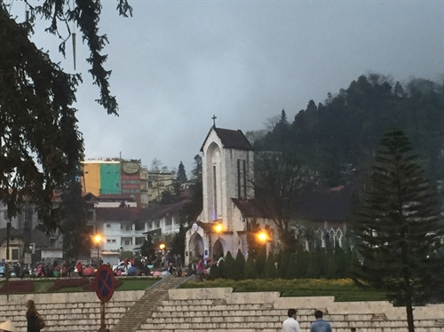 Tọa lạc tại quảng trường trung tâm, Nhà thờ đá Sa Pa được xây dựng từ năm 1895 là dấu ấn kiến trúc cổ toàn vẹn nhất của người Pháp còn sót lại tại đây