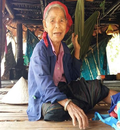 Cụ bà Vân Kiều đeo vòng prả trên tay. Cụ bà Vân Kiều đeo vòng prả trên tay.