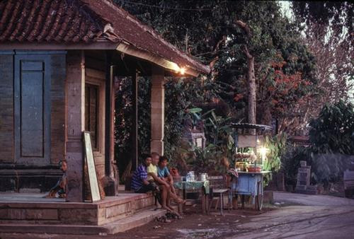 Khung cảnh đường phố ở Solo, thành phố ở miền Trung đảo Java, Indonesia năm 1993. Ảnh: Peter Marlow/ Magnum Photos. Các gánh hàng rong là hình ảnh quen thuộc trên đường phố Solo. Thành phố này còn được gọi bằng các tên gọi khác là Surakarta hoặc Sala. Ảnh: Peter Marlow/ Magnum Photos. Giấc ngủ của một người lái xe xích lô trên đường phố Solo. Ảnh: Peter Marlow/ Magnum Photos. Bên trong một xưởng sản xuất nhạc cụ Gamelan ở thành phố Solo. Gamelan là dòng nhạc truyền thống của đảo Java và Bali của Indonesia, nổi tiếng với giai điệu độc đáo và các loại nhạc cụ đặc thù. Ảnh: Peter Marlow/ Magnum Photos. Xưởng sản xuất nhạc cụ ở Solo được dẫn đầu bởi nghệ nhân Tentrim Sarawanto. Một phần nhạc cụ ở đây được xuất sang châu Âu để phục vụ công tác nghiên cứu âm nhạc và văn hóa bản địa. Ảnh: Peter Marlow/ Magnum Photos. Việc chế tác nhạc cụ Gamelan được thực hiện chủ yếu bằng phương pháp thủ công, không sử dụng máy móc hiện đại. Các nhạc cụ lớn như cồng, chiếc được thực hiện bằng kỹ thuật đúc đồng truyền thống. Ảnh: Peter Marlow/ Magnum Photos. Một chiếc cồng được người thợ dỡ khỏi khuôn đúc. Ảnh: Peter Marlow/ Magnum Photos. Bên ngoài một ngôi nhà ở vùng nông thôn đảo Bali, Indonesia năm 1993. Ảnh: Peter Marlow/ Magnum Photos. Cuộc sống ở vùng thông quê Bali có rất nhiều nét tương đồng với Việt Nam, như cảnh cậu bé lùa vịt về chuồng này. Ảnh: Peter Marlow/ Magnum Photos. Các nông dân làm việc trên ruộng lúa nước ở Ubud, Bali. Ảnh: Peter Marlow/ Magnum Photos. Khung cảnh đường phố ở Solo, thành phố ở miền Trung đảo Java, Indonesia năm 1993. Ảnh: Peter Marlow/ Magnum Photos Khung cảnh đường phố ở Solo, thành phố ở miền Trung đảo Java, Indonesia năm 1993. Ảnh: Peter Marlow/ Magnum Photos. Các gánh hàng rong là hình ảnh quen thuộc trên đường phố Solo. Thành phố này còn được gọi bằng các tên gọi khác là Surakarta hoặc Sala. Ảnh: Peter Marlow/ Magnum Photos. Giấc ngủ của một người lái xe xích lô trên đường phố Solo. Ảnh: Peter Marlow/ Magnum Photos. Bên trong một xưởng sản xuất nhạc cụ Gamelan ở thành phố Solo. Gamelan là dòng nhạc truyền thống của đảo Java và Bali của Indonesia, nổi tiếng với giai điệu độc đáo và các loại nhạc cụ đặc thù. Ảnh: Peter Marlow/ Magnum Photos. Xưởng sản xuất nhạc cụ ở Solo được dẫn đầu bởi nghệ nhân Tentrim Sarawanto. Một phần nhạc cụ ở đây được xuất sang châu Âu để phục vụ công tác nghiên cứu âm nhạc và văn hóa bản địa. Ảnh: Peter Marlow/ Magnum Photos. Việc chế tác nhạc cụ Gamelan được thực hiện chủ yếu bằng phương pháp thủ công, không sử dụng máy móc hiện đại. Các nhạc cụ lớn như cồng, chiếc được thực hiện bằng kỹ thuật đúc đồng truyền thống. Ảnh: Peter Marlow/ Magnum Photos. Một chiếc cồng được người thợ dỡ khỏi khuôn đúc. Ảnh: Peter Marlow/ Magnum Photos. Bên ngoài một ngôi nhà ở vùng nông thôn đảo Bali, Indonesia năm 1993. Ảnh: Peter Marlow/ Magnum Photos. Cuộc sống ở vùng thông quê Bali có rất nhiều nét tương đồng với Việt Nam, như cảnh cậu bé lùa vịt về chuồng này. Ảnh: Peter Marlow/ Magnum Photos. Các nông dân làm việc trên ruộng lúa nước ở Ubud, Bali. Ảnh: Peter Marlow/ Magnum Photos. Khung cảnh đường phố ở Solo, thành phố ở miền Trung đảo Java, Indonesia năm 1993. Ảnh: Peter Marlow/ Magnum Photos