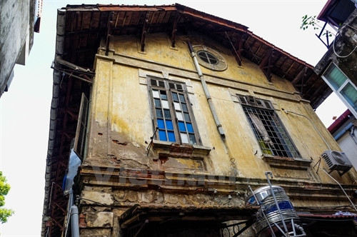 Ngôi nhà trên số 70 Ngô Quyền (Hoàn Kiếm, Hà Nội) được xây từ năm 1888 nhìn cũng không khá khẩm hơn là bao. (Ảnh: Minh Sơn/Vietnam+)