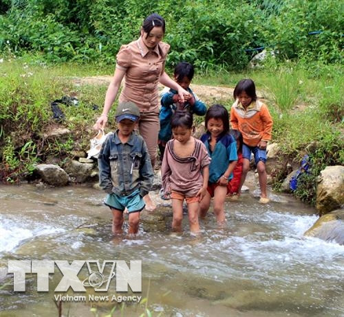 Các thầy cô đưa trẻ đến trường. Ảnh: Nguyễn Thủy-TTXVN Các thầy cô đưa trẻ đến trường. Ảnh: Nguyễn Thủy-TTXVN