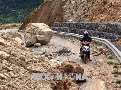 Hàng nghìn tấn đất đá bị sạt lở rơi xuống đường làm ảnh hưởng nghiêm trọng đến việc đi lại của người dân. Ảnh: Công Tuyên - TTXVN