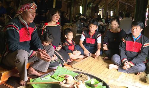 Thầy cúng (bìa trái) đọc lời khấn mừng gia chủ có ngôi nhà mới. Thầy cúng (bìa trái) đọc lời khấn mừng gia chủ có ngôi nhà mới.