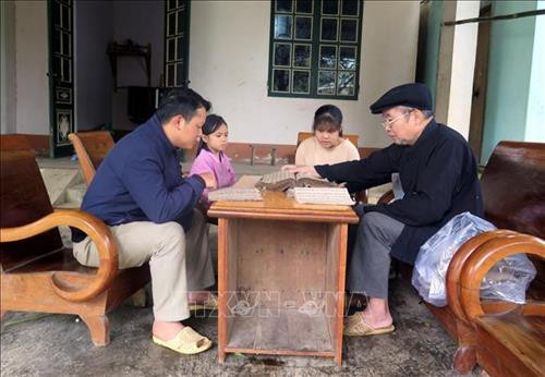 Ông Chu Tuần Ngân nghiên cứu, dạy lại chữ Nôm - Dao cho học trò và các cháu trong gia đình. Ảnh: Quang Đán - TTXVN Ông Chu Tuần Ngân nghiên cứu, dạy lại chữ Nôm - Dao cho học trò và các cháu trong gia đình. Ảnh: Quang Đán - TTXVN