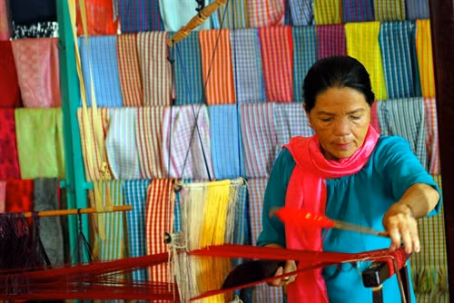 Bà Thuận Thị Trào, nghệ nhân làng dệt Mỹ Nghiệp đang dệt thổ cẩm Chăm