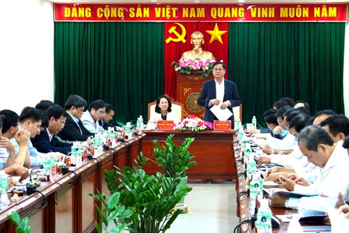 Đồng chí Huỳnh Tấn Việt, Ủy viên Trung ương Đảng, Bí thư Tỉnh ủy Phú Yên báo cáo với Đoàn công tác. Ảnh: Thế Lập – TTXVN.