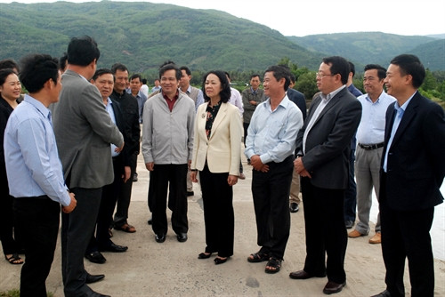 Đồng chí Trương Thị Mai đi khảo sát thực tế tại xã Xuân Lộc, thị xã Sông Cầu. Ảnh: Thế Lập – TTXVN.