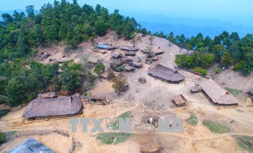 Bản Pú Vang xơ xác, khô cằn vì thiếu nước. Ảnh: Xuân Tư - TTXVN Bản Pú Vang xơ xác, khô cằn vì thiếu nước. Ảnh: Xuân Tư - TTXVN