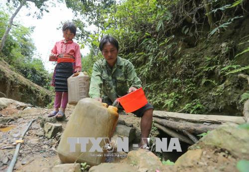 Người dân phải đi hơn 1 km để lấy nước uống. Ảnh: Xuân Tư - TTXVN Người dân phải đi hơn 1 km để lấy nước uống. Ảnh: Xuân Tư - TTXVN