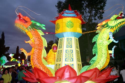 Lễ hội rước đèn Trung thu ở thành phố Phan Thiết được xác định là một trong năm lễ hội truyền thống của địa phương phục vụ phát triển du lịch. Các em thiếu nhi trong Lễ hội rước đèn Trung thu. Lễ hội rước đèn Trung thu ở thành phố Phan Thiết được xác định là một trong năm lễ hội truyền thống của địa phương phục vụ phát triển du lịch. Các em thiếu nhi trong Lễ hội rước đèn Trung thu.