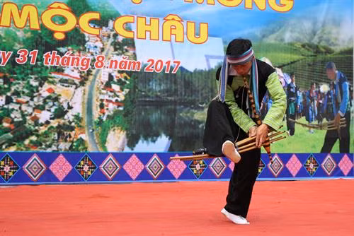 Một tiết mục biểu diễn đơn của đội thi xã Chiềng Khừa, huyện Mộc Châu, tỉnh Sơn La. Ảnh: Nguyễn Cường - TTXVN. Một tiết mục biểu diễn đơn của đội thi xã Chiềng Khừa, huyện Mộc Châu, tỉnh Sơn La. Ảnh: Nguyễn Cường - TTXVN. Một tiết mục biểu diễn đơn của đội thi thị trấn Nông trường Mộc Châu, huyện Mộc Châu, tỉnh Sơn La. Ảnh: Nguyễn Cường - TTXVN.