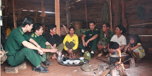 Bộ đội biên phòng Đắk Nông trao đổi kinh nghiệm sản xuất với đồng bào dân tộc thiểu số. Ảnh: TTXVN