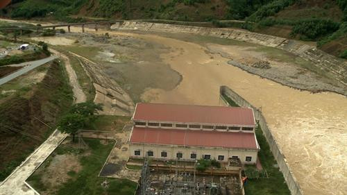 Các đơn vị cũng đã thực hiện nghiêm túc chỉ đạo của Thủ tướng Chính phủ và Bộ Nông nghiệp và Phát triển nông thôn trong vận hành điều tiết chống lũ, góp phần giảm thiểu thiệt hại vùng hạ du khi mưa lũ về. Ảnh: Phước Ngọc - TTXVN