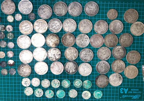 Bộ sưu tập đồng bạc cổ của anh Hoàng Văn Hiền, xã Trung Môn, huyện Yên Sơn (Tuyên Quang).